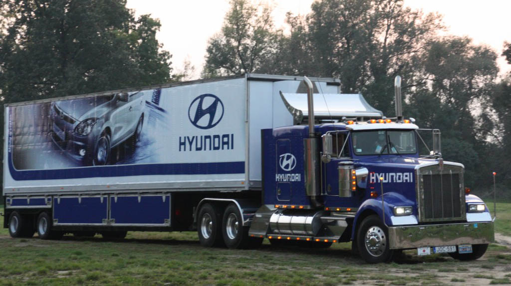 Hyundai roadshow rendezvénykamion